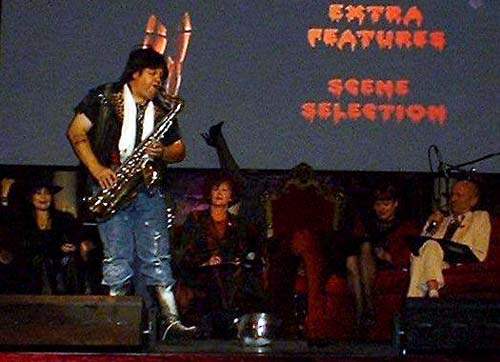 Mark toots in public.